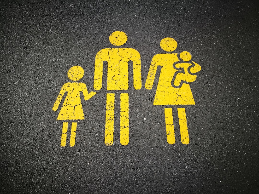 yellow-family-sign-khstxrvhfog